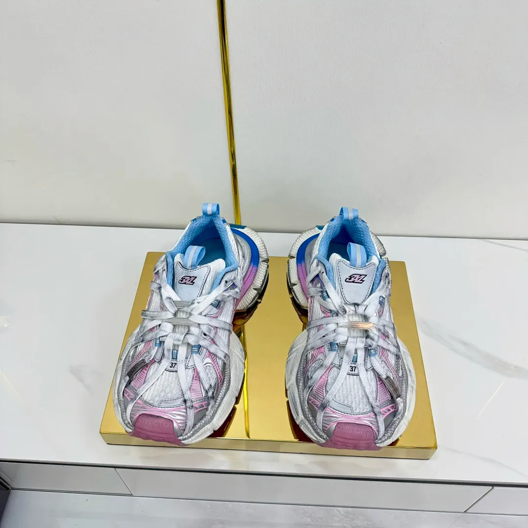 👟👟Ex-factory price 820👟👟 Balenciaga Balenciaga's latest popular 9th generation 3XL Sneaker Spider-Man series, couple's dad shoes, original purchase, development and production. Balenciaga 3XL Sneaker's overall shoe shape draws on the creative ideas of Balenciaga Track and Balenciaga Runner. It is equivalent to removing the outer frame of the Track shoe body while inheriting the streamlined shape and shape of the Runner. Track flat toe, new color matching, the entire shoe body is integrated into the spider binding shoelace design decoration, the exaggerated shape is more prominent. Fabric: original customized imported technical fabric + mesh inner lining: original customized breathable mesh lining. Outsole: original molded 5-layer ultra-light MD combination rubber sole. Bottom thickness: 5CM. Size: 35-45. Original packaging.